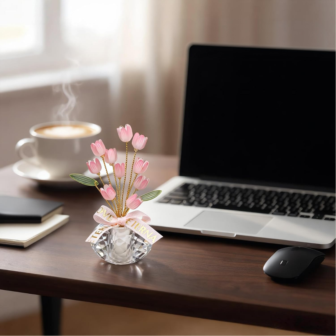 Linnea – Dekorativ krystallvase med ewige rosa tulipaner