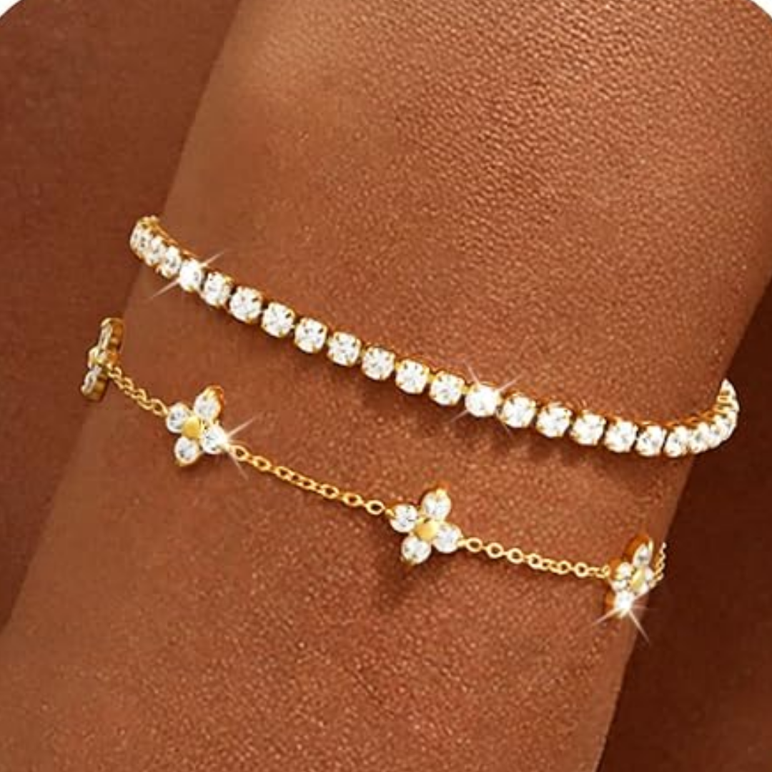 Nora – Elegant dobbeltradet armbåndsett i gull med blomster- og krystalldetaljer