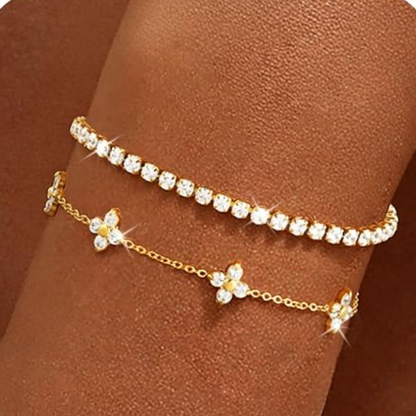 Nora – Elegant dobbeltradet armbåndsett i gull med blomster- og krystalldetaljer