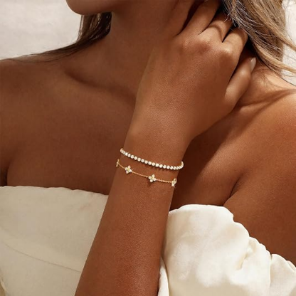 Nora – Elegant dobbeltradet armbåndsett i gull med blomster- og krystalldetaljer