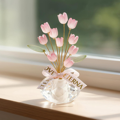 Linnea – Dekorativ krystallvase med ewige rosa tulipaner